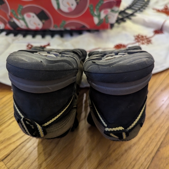 🥾 Lightly-used Keens 🥾 - Picture 6 of 8